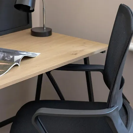 Family With A Workspace And Balcony Close To The Old Town Of By Renters Apartment *