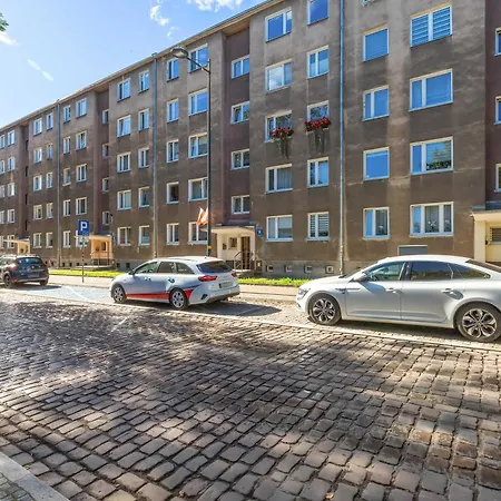 Family With A Workspace And Balcony Close To The Old Town Of By Renters Apartment *