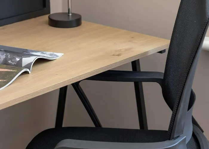 Family With A Workspace And Balcony Close To The Old Town Of By Renters شقة *